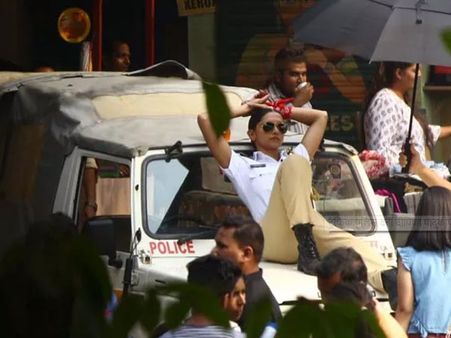 VIRAL..पद्मावती बन गई पुलिस वाली..देखिए दीपिका की वायरल तस्वीर..आखिर क्या है माजरा