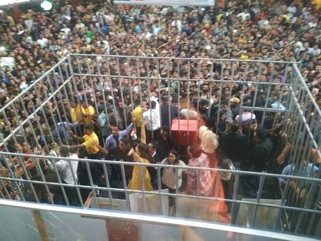 BIGG BOSS live..बेकाबू हुई भीड़..हिना खान को लगी चोट..होश उड़ा देगा VIDEO..