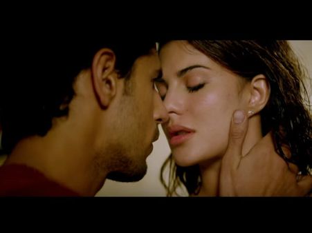 18+ only.. ये इंटीमेट सीन.. Porn से कम नहीं.. बेकाबू कर देंगी Pics