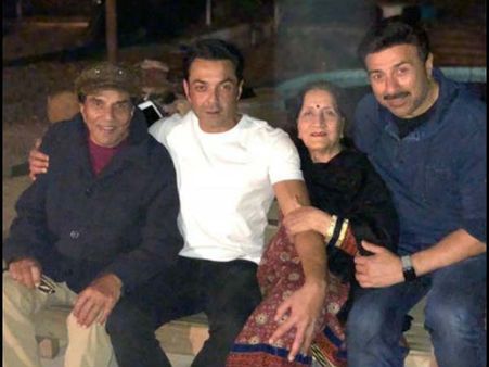 पहली पत्नी प्रकाश कौर के साथ नजर आए धर्मेंद्र..बॉबी देओल ने शेयर की तस्वीर