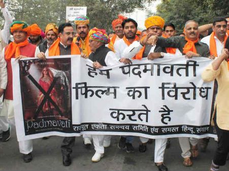 Too Much: पद्मावत के विरोध की हद हो गई...फूंक दी पूरी की पूरी बसें....बंद का एलान