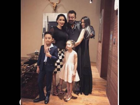 संजय दत्त की परफेक्ट फैमिली तस्वीर..बेटी त्रिशाला के साथ नजर आया पूरा परिवार