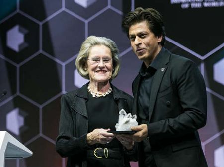 क्रिस्टल अवार्ड से सम्मानित हुए शाहरुख..स्विटजरलैंड में दिया सिग्नेचर पोज