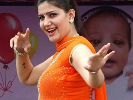 VIDEO : कानपुर में सपना के ठुमके देख बेकाबू भीड़ ने जमकर काटा हंगामा, लाठीचार्ज
