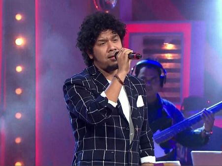 मशहूर सिंगर पापोन ने.. नाबालिग कंटेस्टेंट को 'जबरदस्ती' किया KISS.. भड़के लोग