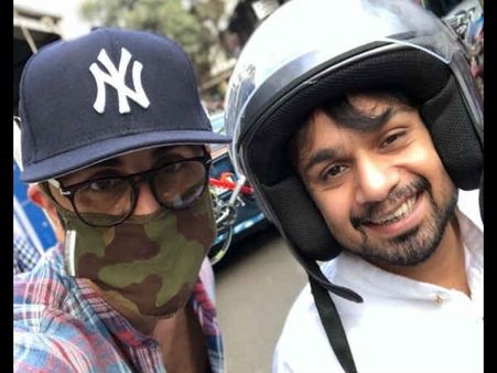 कभी हथियार उठा रहे तो कभी मुंबई में अकेले घूम रहे रणबीर, तस्वीरें देखकर चौंक जाएंगे आप