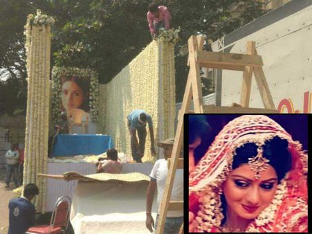 लाल साड़ी में दुल्हन की तरह सजी हैं श्रीदेवी, बेटियों को संभाल रहे अर्जुन कपूर