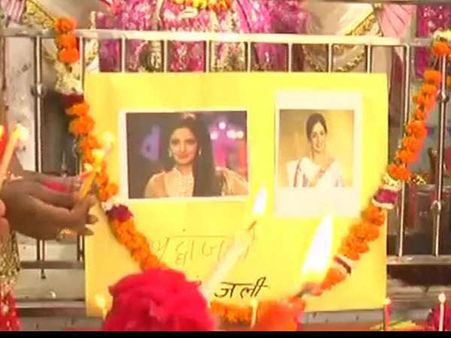 #JustIn: श्रीदेवी के अंतिम दर्शन के लिए साउथ फिल्म इंडस्ट्री से 45 बसों में 10 हज़ार फैन्स