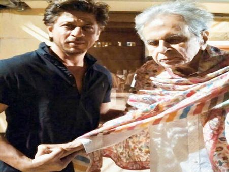 दिलीप कुमार से मिलने पहुंचे उनके मुंह बोले बेटे शाहरुख खान, पूछा हाल चाल