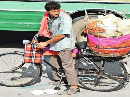 सुपर 30 के सेट से ऋतिक रोशन का लुक वायरल, पापड़ बेच रहा है ये सुपरस्टार