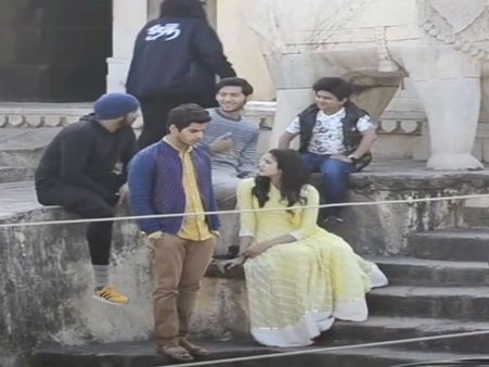 धड़क के सेट वायरल हुआ श्रीदेवी की बेटी जाह्नवी और ईशान खट्टर का ये VIDEO