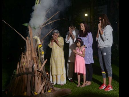 परिवार के साथ होली मना रहे अमिताभ बच्चन, कुछ इस तरह