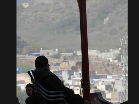 सेट पर ऐसे अवतार में नजर आए अमिताभ बच्चन और फातिमा सना शेख़
