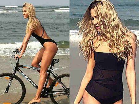 बिकिनी पहन बीच पर चलाई साइकिल, एक्ट्रेस ने लगाई आग, देखें Hot तस्वीरें