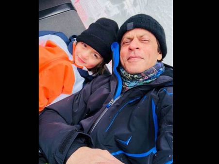 वेकेशन पर इंज्वॉय करते नजर आए शाहरुख और अबराम, गौरी ने शेयर की तस्वीर
