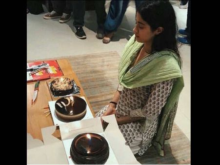 श्रीदेवी की खुशी के लिए - जान्हवी कपूर ने ऐसे मनाया अपना 21वां जन्मदिन, देखिए PICS