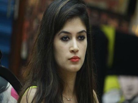 बिग बॉस 11 की बंदगी कालरा के साथ बड़ा हादसा, बुरी खबर