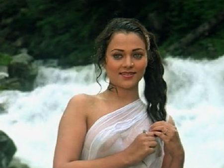 मंदाकिनी के टॉपलेस लुक को बिग बॅास स्टार ने किया कॉपी, SUPER HOT तस्वीरें