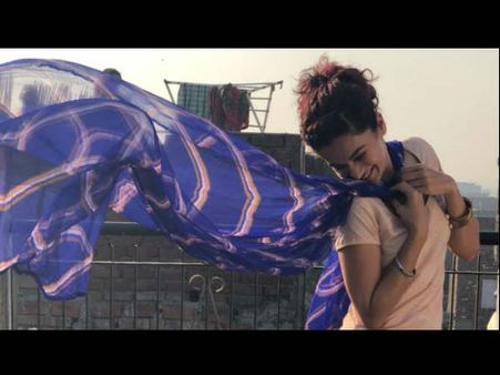 FIRST LOOK: 2018 का एक और धमाका, एकदम शांति से हो रहा है तैयार, मुस्कुराते रह जाएंगे