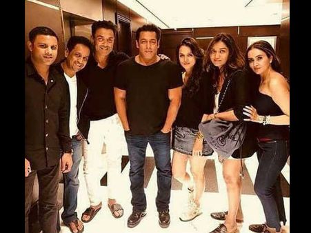 रेस 3 की नई तस्वीर, पूरी टीम के साथ सलमान और बॉबी देओल की नई तस्वीर