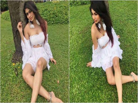 अक्षय कुमार की गोल्ड से पहले मौनी रॅाय की टॉवल में लिपटी तस्वीरें VIRAL