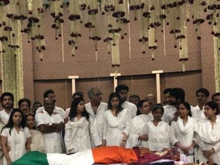 जान्हवी - खुशी ने दी श्रीदेवी को मुखाग्नि, बेटियों की हालत देख हर कोई सहम गया