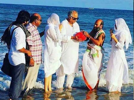 PICS: श्रीदेवी की बेटियों - जान्हवी और खुशी ने किया उनका अस्थि विसर्जन, आखिरी अलविदा