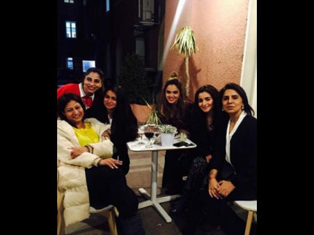 दोस्तों और नीतू सिंह के साथ आलिया भट्ट ने कुछ यूं मनाया जन्मदिन
