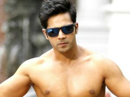 वरुण धवन के लिए घर से भागी 15 साल की फैन, घर के बाहर बैठी, मना करने पर जमकर काटा बवाल