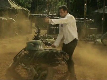 'रेस 3' का धमाकेदार एक्शन सीन.. सलमान खान और बाइक स्टंट.. जबरदस्त.. Latest PICS