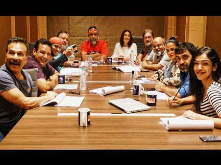 2018 की सबसे धमाकेदार कॉमेडी फिल्म.. First LOOK ही शानदार.. 12 स्टार आए साथ!