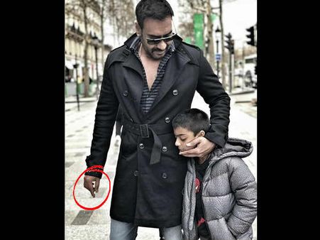 अजय देवगन ने 7 साल के बेटे के सामने पी सिगरेट, शेयर की तस्वीर, भड़क गए फैंस