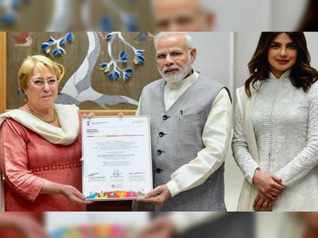 पीएम मोदी से मिली अभिनेत्री प्रियंका चोपड़ा, इस खास मामले में की बातचीत