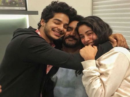 पूरी हुई धड़क की शूटिंग, ईशान खट्टर, जाह्नवी कपूर ने शशांक के साथ शेयर की तस्वीर