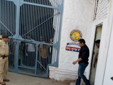 Latest: जोधपुर सेंट्रल जेल पहुंचे सलमान खान.. जेल में ली एंट्री.. SEE PHOTOS