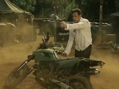 ''रेस 3 के एक्शन सीन्स जबरदस्त हैं.. सलमान खान ने शानदार काम किया है..''