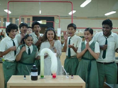 देखते देखते सुपरहिट हो गई ये फिल्म.. अजय देवगन को किया पीछे!