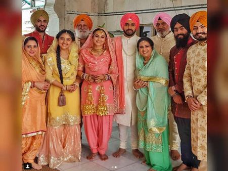 मनमर्जियां का पहला लुक वायरल, पंजाबी दूल्हा-दुल्हन बने नजर आए अभिषेक और तापसी