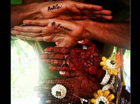 ब्रेकअप की खबरों के बीच धूमधाम से मिलिंद सोमण की शादी, 52 का दूल्हा, 27 की दुलहन