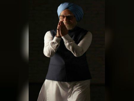 मनमोहन सिंह पर बन रही फिल्म का फर्स्ट लुक जारी, जानिए कौन है इस रोल में
