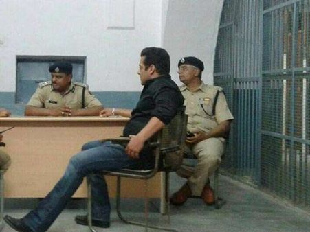टाईगर जेल में है: टेबल पर पैर चढ़ा के साइन, अधिकारियों की बात इग्नोर #ViralVideo