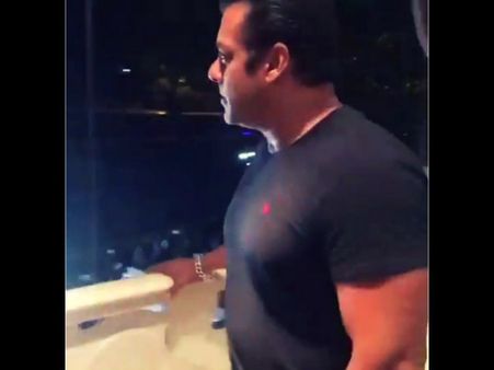 सलमान खान घर लौटे और फैन्स से मिले, लेकिन घर के अंदर का एक #ViralVideo चौंका देगा