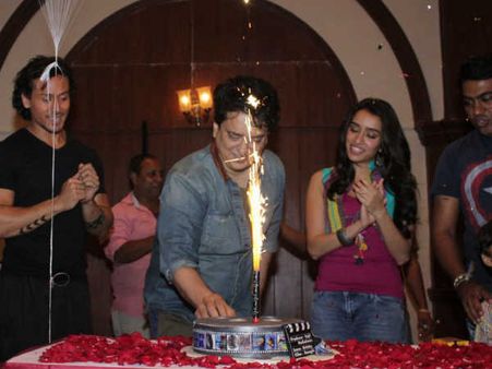 असली TIGER को पर पड़ा सलमान का असर - बागी 2 की 100 करोड़ी पार्टी कैंसिल!