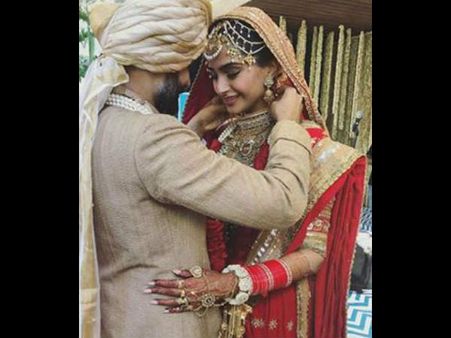 Sonam Kapoor Wedding: आनंद आहूजा को वरमाला डालतीं सोनम कपूर.. देंखे UNSEEN वीडियो