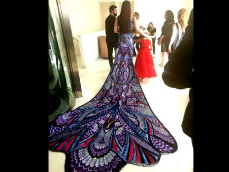 ViralPics: हो गया बवाल, दो लोगों को पकड़नी पड़ गई ऐश्वर्या राय की ड्रेस