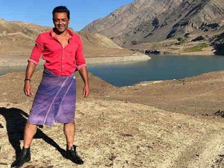 Race 3: सलमान के बाद बॉबी देओल का धमाका, ये तस्वीर देखकर चौंक जाएंगे, बर्फीले पानी में शूट