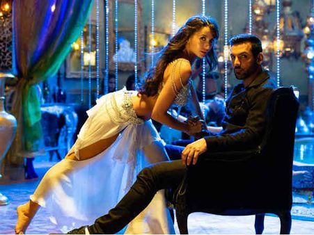First LOOK: धमाकेदार एक्शन के बीच रोमांस.. शानदार झलक.. अक्षय कुमार से CLASH