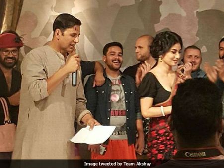 अक्षय कुमार की गोल्ड से पहले मौनी का ये hot डांस वीडियो,देखते रह जायेंगे viral