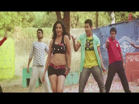 बिग बॉस फेम मोनालिसा के साथ सिंगर आदित्य नारायण का लिपलॉक Kiss,वीडियो