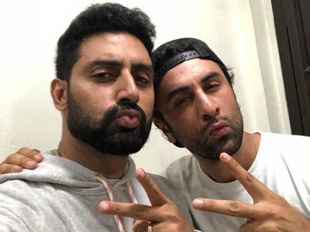 बच्चन एंड कपूर के सन्स: अभिषेक बच्चन - रणबीर कपूर ने ऐसे प्रमोट की #102NotOut